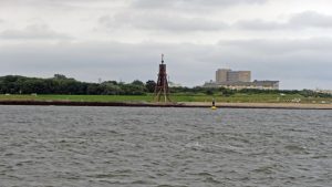 wir passieren die Kugelbake - das Wahrzeichen von Cuxhaven.
