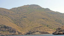 Eingeschlossen von hohen Bergen und Festungen - Cartagena vor Anker